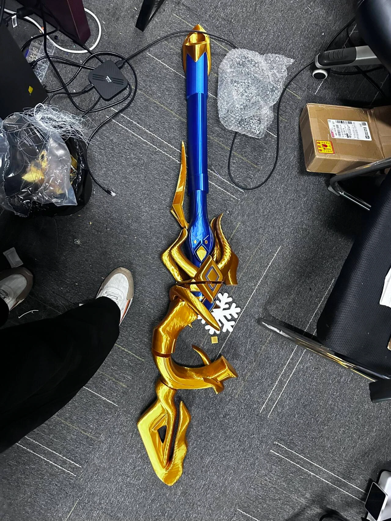 大帮手蓝色与金色道具成品的另一张照片